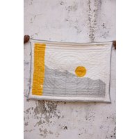 Personalisierter Baby Quilt Handgenähte Kantha-Decke Aus Baumwolle von JpurArtistCollective