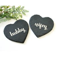 Hubby & Wifey Silber Schiefer Untersetzer Set Paar Geschenke Personalisierte Wohngeschenke Hochzeitsgeschenk Valentinstag Geschenk Andenken Getränke von JtruDesigns