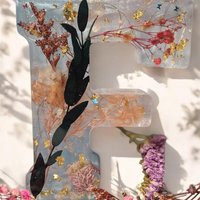 Großer Epoxidharz-Buchstabe Mit Blumen Und Lichterkette - Ein Einzigartiges Dekoobjekt von JuCaCreative