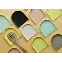 Handgefertigt Porzellan Löffel Ablage - Bunte Moderne Küchen Theken Accessoire von JuHandmadeCeramics