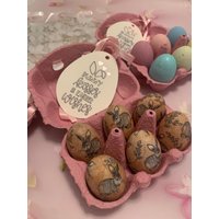 Decoupage Holzimitat Im Hasen Design. Sechs Eier in Geschenkverpackung. Ostern Bauernhaus Dekor Frühling. Blaue Bienen-Designoption Frühlingsanzeige von JuJuJuGifts