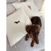 Kissenbezug Mit Dackel Bestickung in 50x50 cm von JuNemadewithlove