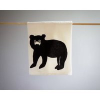 North Carolina Schwarzbär Geschirrtuch. Nc-Illustration. Kitchenwares Teller Und Barzubehör. Housewarminggeschenk Für Ihre Lokalen Carolina North Carolina Schwarzbär Geschirrtuch. Nc-Illustration. Kitchenwares Teller Und Barzubehör. Housewarminggeschenk Für Ihre Lokalen Carolina von Juanitas