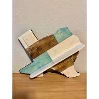 Personalisiert Und Benutzerdefinierte Aqua Whitewash Farbe Bauernhaus Rustikal Texas Cutout Holz Schild Handarbeit, Hängendes Wandschild Mit Regal Personalisiert Und Benutzerdefinierte Aqua Whitewash Farbe Bauernhaus Rustikal Texas Cutout Holz Schild Handarbeit, Hängendes Wandschild Mit Regal von JuddsCreations