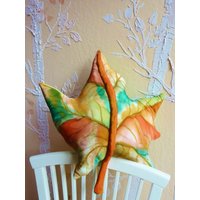 Herbstlaub Dekor Ahorn Blatt Überwurf Akzentkissen Handbemalte Seide in Herbstfarben Kürbis, Smaragdgrün, Lindgrün, Orange von JudiStackArtwear