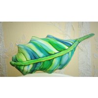 Home Decor Decroative Handbemaltes Seidenblatt Kissen in Smaragdgrün, Lindgrün, Teal von JudiStackArtwear