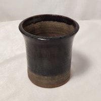 Handgefertigter Studio-Signierter Keramik-Kerzenhalter Oder Stifthalter Vielseitiges Dekor & Einzigartige Geschenkidee von Judycollections