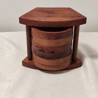 Vintage Handgemachtes Untersetzer Set Aus Holz Mit Halter - Rustikale Tischdekoration, Einzigartige Geschenkidee | 6 Stück von Judycollections