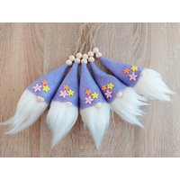 Wichtel Ornament, Geschenk Topper, Wohndeko, Baumschmuck, Frühling Sommer Deko, Osterkorbfüller, Hängende Dekoration - Lila | 1 Stk von JujaCrafts