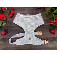 Hochzeit Blumen Hundegeschirr/Mädchen Weste Silber Weißes Mittelgroßes Geschirr Spitze Stoff Druck von JujuandNana