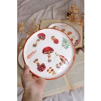 Handgearbeiteter Keramik Teller Mit Pilzen. Ein Wunderlicher Hauch Von Natur Handgearbeiteter Keramik Teller Mit Pilzen. Ein Wunderlicher Hauch Von Natur von JulenkaCeramic