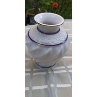 Kleine Porzellanvase Weiß Mit Blau-Gold Verzierung von JulesLaedchen