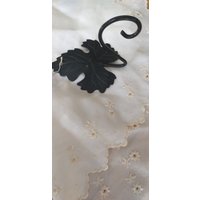 Kleiner Schwarzer Metallhaken Form Weinblatt Kleiner Schwarzer Metallhaken Form Weinblatt von JulesLaedchen