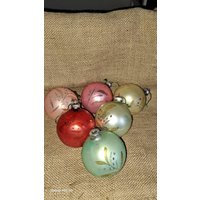 Sechs Größere Weihnachtsbaumkugeln Rosa-Rot-Blau-Gelb-Türkis Pastellfarben - Vintage von JulesLaedchen