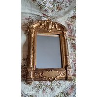 Vintage Kleiner Wandspiegel Aus Holz Goldfarben Handgefertigt Italien Vintage Kleiner Wandspiegel Aus Holz Goldfarben Handgefertigt Italien von JulesLaedchen