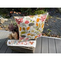 Kissen Herbst Zweige Eicheln "Igel" von JulesTraumwerkstatt