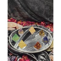 7 Kleine Pyramiden Set, Geldsegen, Geldschutz, Schutz Vor Neidern Positive Energie Anziehen, Chakren Stärken, Geschenk, Deko von JulesWitchMagic