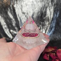 Rosenquarz Kristall Pyramide, Stressabbau, Positive Energie Anziehen, Chakren Stärken, Fruchtbarkeitsfördernd von JulesWitchMagic