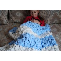 Hand Gehäkelte Gestreifte Babydecke Weicher Weißer Und Blauer Karierter Teppich von JuliCrochetDesign