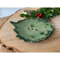 Seifenschale Keramik Grün , Blattschale Seifenablage von JuliaAusDenKiefern