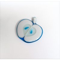 Blau Weißer Apfel, Geschmolzener Glas Kühlschrankmagnet von JuliaFusedGlass