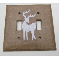 Dekorative Doppel Hirsch Wanddekoration Lichtschalter Teller, Upcycled Mit Handgeschöpftem Papier Aus Wiederverwendbaren Materialien Junk Mail von JuliaGarretson