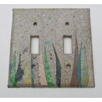 Dekorative Doppelgras Wanddekoration Lichtschalter Teller, Upcycled Mit Handgeschöpftem Papier Aus Wiederverwendbaren Materialien Zeitungsrückrunde von JuliaGarretson