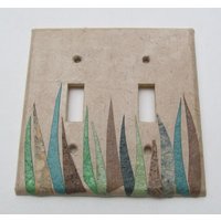 Dekorative Gras Wanddekoration Lichtschalter Teller, Upcycled Mit Handgeschöpftem Papier Aus Recycelten Materialien-Recyceltes Handarbeitspapier von JuliaGarretson