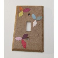 Dekorative Tan Mit Blumen Lichtschalter Teller, Handgemachtes Papier Aus Recycelten Braunen Taschen Und Junkmail, Erdfreundliche Wandkunst von JuliaGarretson