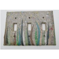 Dekorative Tripple Gras Lichtschalter Teller, Upcycled Mit Handgeschöpftem Papier Aus Recycelten Materialien Zeitungsverwertetem Handarbeitspapier von JuliaGarretson