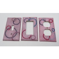 Eco Friendly Pink Mit Kreisen Recycelte Switch Plate Cover, Handgemachtes Papier Aus Junkmail Und Baumwolle T-Shirts-Recycled Handmade Paper Eco Friendly Pink Mit Kreisen Recycelte Switch Plate Cover, Handgemachtes Papier Aus Junkmail Und Baumwolle T-Shirts-Recycled Handmade Paper von JuliaGarretson