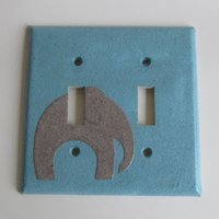 Elefant Auf Blau Lichtschalter Platte - Doppelt - Recycled Materials von JuliaGarretson