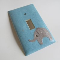 Elefant Auf Blau Lichtschalter Platte - Einzeln - Recycled Materials von JuliaGarretson
