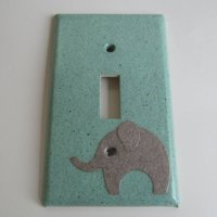 Elefant Auf Grün Lichtschalter Platte - Einzeln- Recycelte Materialien von JuliaGarretson