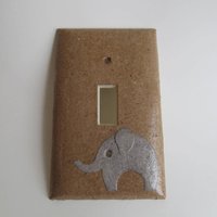 Elefant Auf Hellbrauner Lichtschalter Platte - Einzeln- Recycled Materials von JuliaGarretson