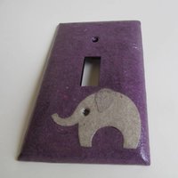 Elefant Auf Lila Lichtschalter Platte - Einzel - Recycelte Materialien Elefant Auf Lila Lichtschalter Platte - Einzel - Recycelte Materialien von JuliaGarretson
