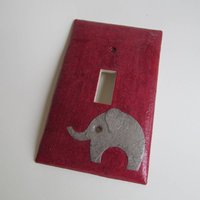 Elefant Auf Rot Lichtschalter Platte - Einzeln - Recycled Materials von JuliaGarretson