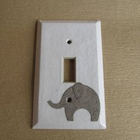 Elefant Auf Weißer Lichtschalter Platte - Einzeln- Recycled Materialien von JuliaGarretson