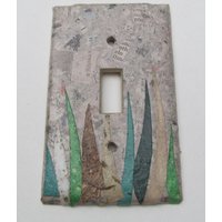 Gras Wand Dekor Upcycled Light Switch Platten, Handgemachtes Papier Aus Recycelten Materialien Mit Zeitung Backround-Recycled Handmade Paper von JuliaGarretson
