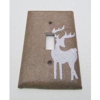 Hirsch Upcycled Light Switch Teller, Handgemachtes Papier Aus Gebrochener Brauner Tasche, Mit Junk Mail Hirsch-Recycling Handmade von JuliaGarretson