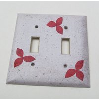 Junk Mail Handarbeitspapier Mit Blumen - Recycelte Doppellichtschalter-Recyceltes von JuliaGarretson