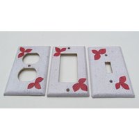 Recyceltes Junk-Mail-Papier Mit Roten Blumen - Switch Plate Cover-Recyceltes Handgemachtes Papier von JuliaGarretson