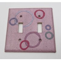 Rosa Mit Kreisen Recycelte Doppellichtschalterplatten-Recyceltes Handarbeitspapier Rosa Mit Kreisen Recycelte Doppellichtschalterplatten-Recyceltes Handarbeitspapier von JuliaGarretson
