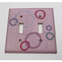 Rosa Mit Kreisen Recycelte Doppellichtschalterplatten-Recyceltes Handarbeitspapier Rosa Mit Kreisen Recycelte Doppellichtschalterplatten-Recyceltes Handarbeitspapier von JuliaGarretson