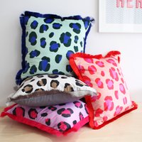 Großes Leopard Print Fransen Samtkissen Kissen, Helles Dekor von JuliaStaite