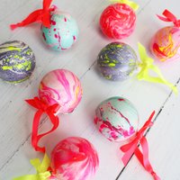 Neon Marmorierte Christbaumkugel, Baumschmuck, Weihnachtsdeko, Keramikkugel von JuliaStaite