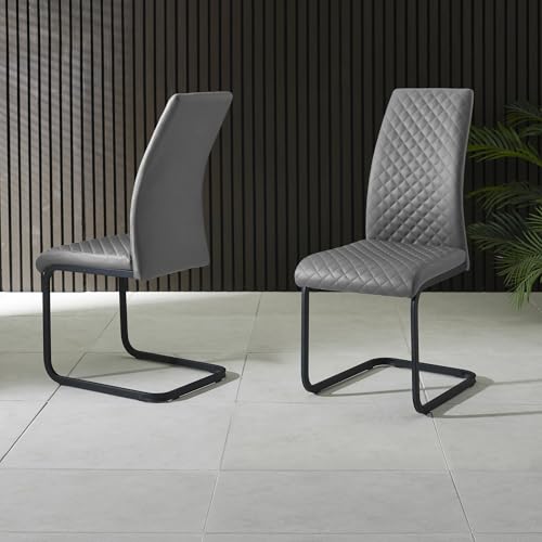 Julian Bowen Xavier Esszimmerstuhl 4er Set, moderner Küchenstuhl aus grauem Kunstleder mit hoher Rückenlehne & schwarzen freitragenden Beinen, gepolsterter Küchensitz für Esszimmer - H 100 x B 43 cm Julian Bowen Xavier Esszimmerstuhl 4er Set, moderner Küchenstuhl aus grauem Kunstleder mit hoher Rückenlehne & schwarzen freitragenden Beinen, gepolsterter Küchensitz für Esszimmer - H 100 x B 43 cm von Julian Bowen