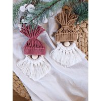 Weihnachten Wichtel // "Feuerblitz" Weihnachtsmann, Nicolaus Makramee Geschenk Winter Weihnachtsdeko von JuliasHerzstuecke