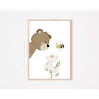 Poster Bär Mit Biene Und Blumen A4 - Kinderbild Gänseblümchen Bienen Geschenk Kinderposter Babyposter Kinderzimmerposter von JuliasRainbows