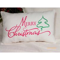 Besticktes Weihnachtskissen - Kissen Weihnachtsgeschenk Frohe Weihnachten Feiertagskissen Dekokissen von JulieButlerCreations